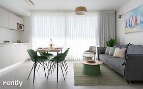 Sea Side Daisy Apartment - By Rently